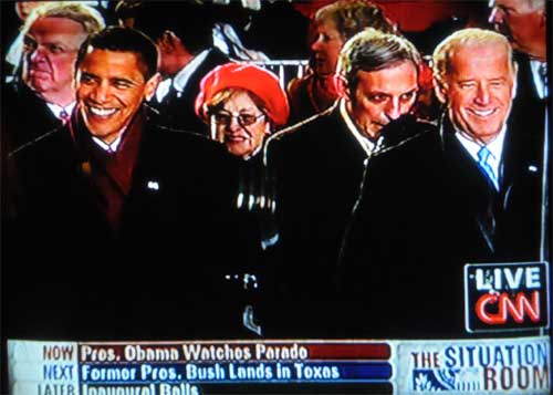 Barack Obama og Joe Biden smiler fra re til re